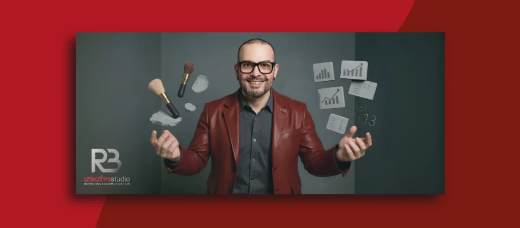Ricardo Barceló, de blazer vermelho escuro a equilibrar símbolos de criatividade numa mão e ícones analíticos na outra, representando o conceito de decisões criativas com base em dados no marketing digital de proximidade.