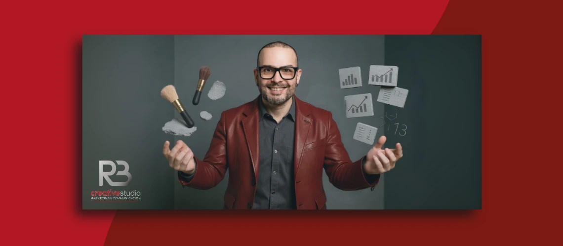 Ricardo Barceló, de blazer vermelho escuro a equilibrar símbolos de criatividade numa mão e ícones analíticos na outra, representando o conceito de decisões criativas com base em dados no marketing digital de proximidade.