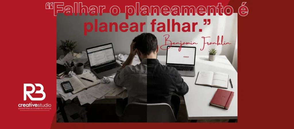 Homem sentado numa secretária dividida em duas partes, à esquerda um ambiente caótico com papéis e desorganização, à direita um espaço limpo e organizado, representando a diferença entre falta de planeamento e um ecossistema digital de marketing estruturado.